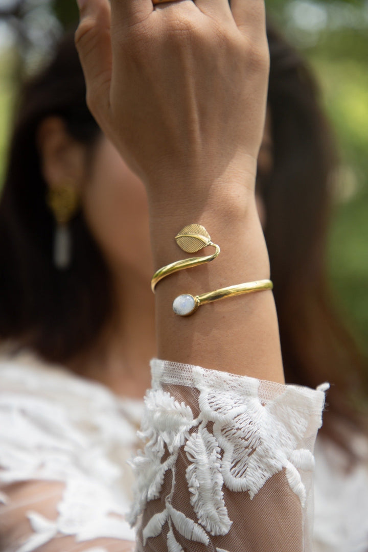 Moonstone drop bangle. Free size.