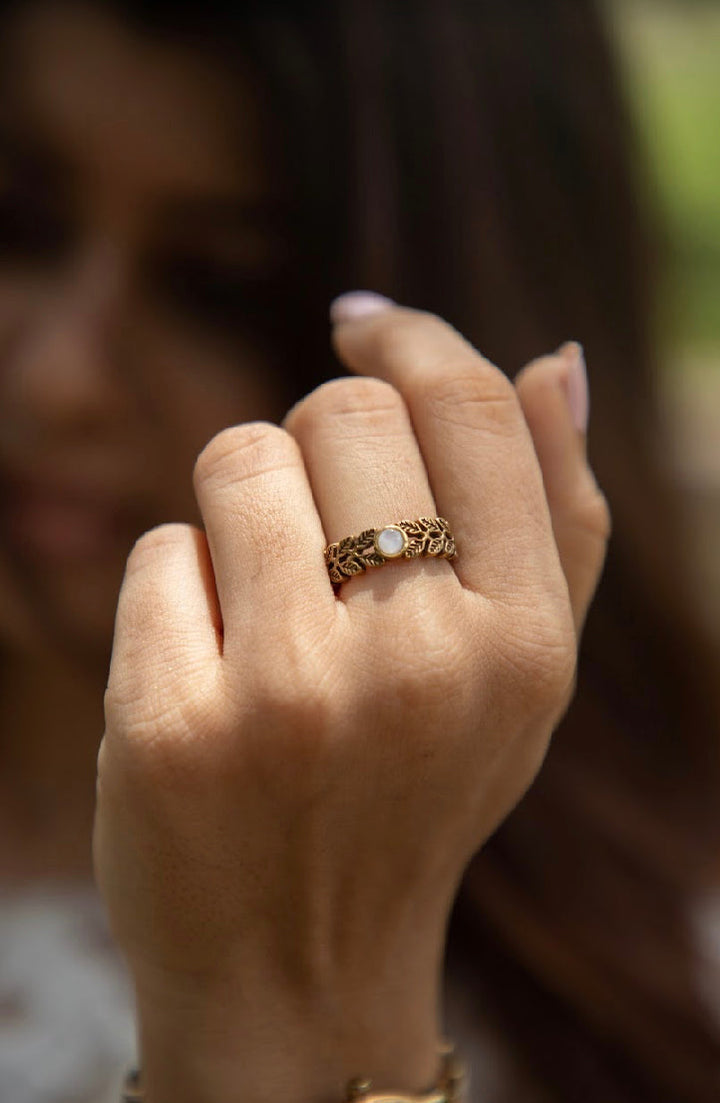 Wreath of love non adjustable ring.