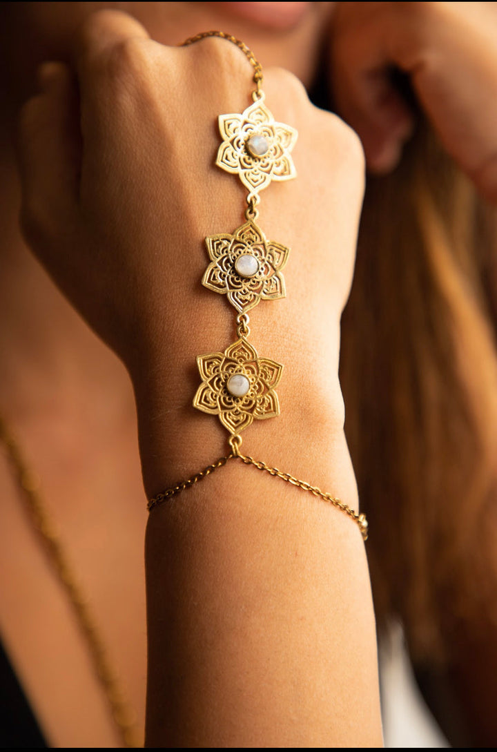 Moonstone Mandala Haath Phool.